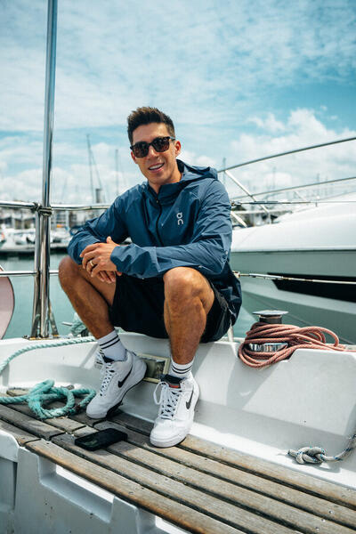 Daniel Corral en un velero
